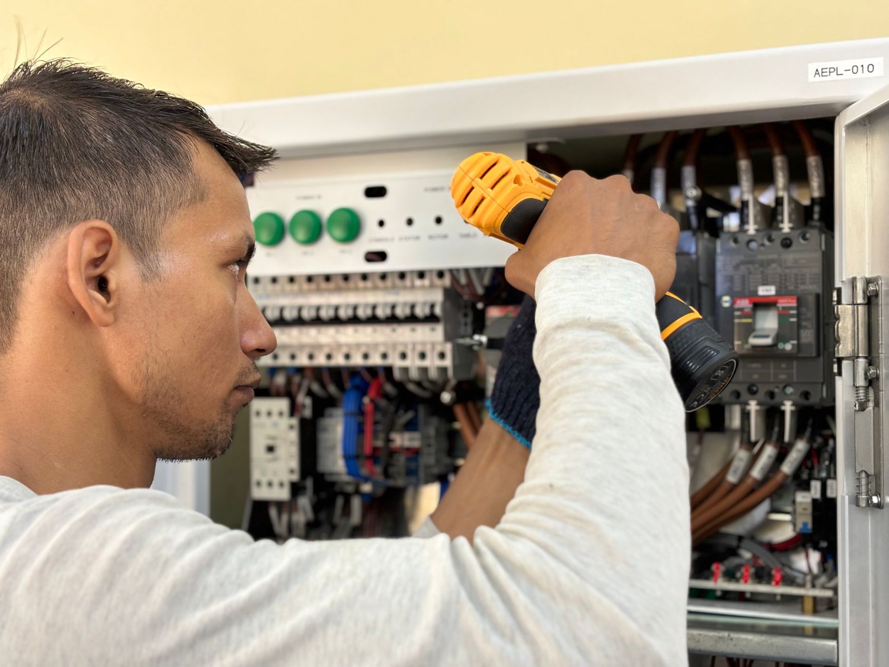 Elektromeister bei der Arbeit am Sicherungskasten